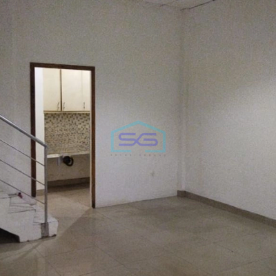 Disewakan Ruko Hook Strategis Bangunan 2 Lantai Luas 220m2