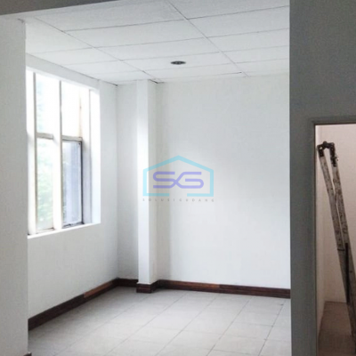 Disewakan Ruko Hook Strategis Bangunan 2 Lantai Luas 220m2