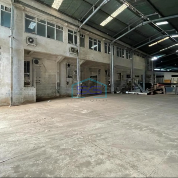 Disewakan Gudang Lokasi Pinggir Jalan Semarang Barat Luas Bangunan 11000 m²-1