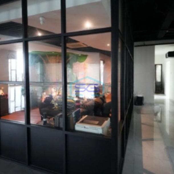 Dijual Kantor Luas Bangunan 3500 m² Lokasi Bebas Banjir di Jakarta Barat-3