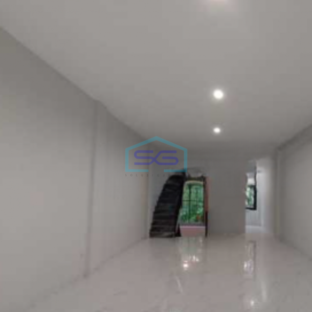 Dijual Ruko 3 Lantai Luas Bangunan 200 m² di Jelambar Jakarta Barat-1