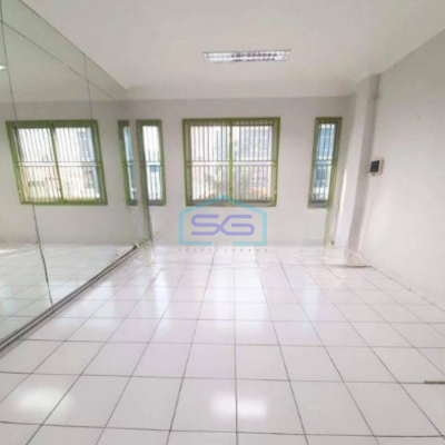 Disewakan Ruko 1 Lantai Lokasi Strategis di Taman Ratu Jakarta Barat Luas Bangunan 352 m²-2