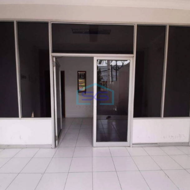 Disewakan Ruko 1 Lantai Lokasi Strategis di Taman Ratu Jakarta Barat Luas Bangunan 352 m²-1