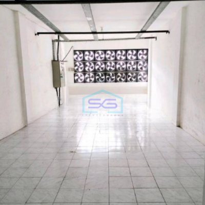 Dijual Ruko 3 Lantai Kondisi Rapi dan Terawat Luas Bangunan 120 m² di Jembatan Dua Jakarta Barat