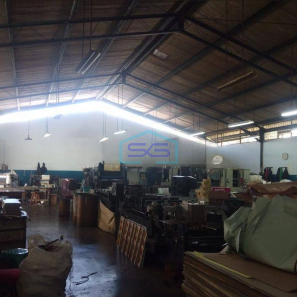 Dijual Gudang Mainroad Lokasi Dekat Pintu Tol Kopo di Sukamenak Raya Bandung LT 1500m2-1