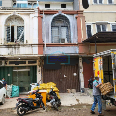 Dijual murah Ruko 3 lantai di Taman Palem Lestari Jakarta Barat LB 125m2