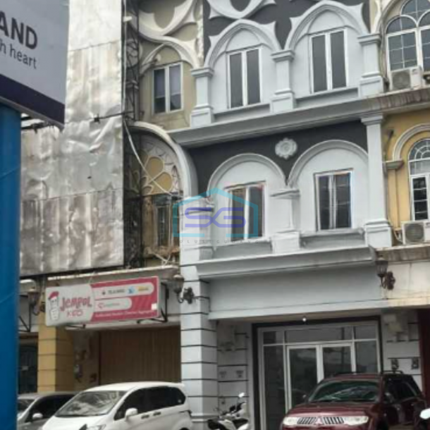Disewakan Ruko Hadap Jalan Raya di Mendrisio Gading Serpong Tangerang Luas Bangunan  240 m²-1