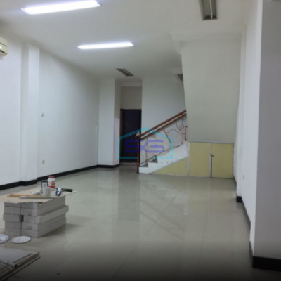 Disewakan Ruko Hadap Jalan Raya di Lapangan Bola Kebon Jeruk Jakarta Barat Luas Bangunan  432 m²