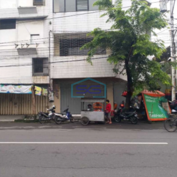 Disewakan Ruko Strategis 3 Lantai Kawasan Niaga di Widuran Solo LB 300m2-1