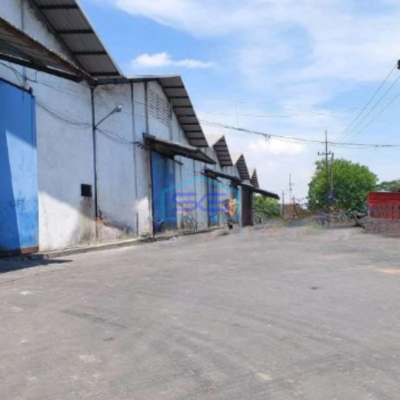 Disewakan Gudang Akses Container Luas Bangunan 3305 m² Lokasi di Surabaya