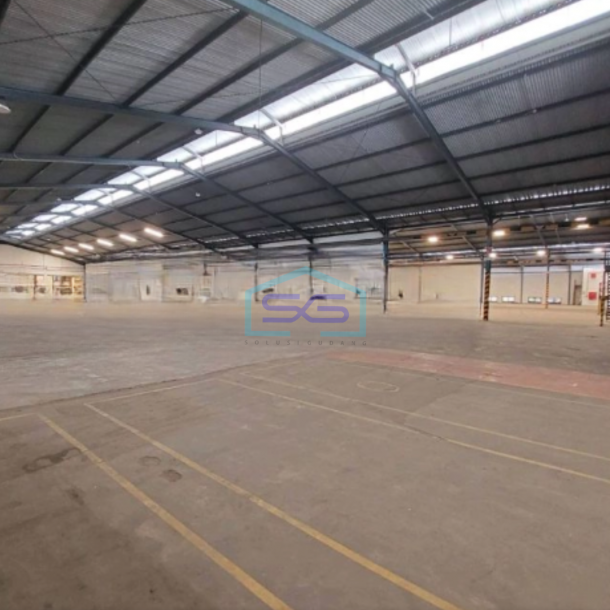 Disewakan Gudang Ada Loading Dock Luas Bangunan 6480 m² Lokasi Bebas Banjir di Surabaya-1