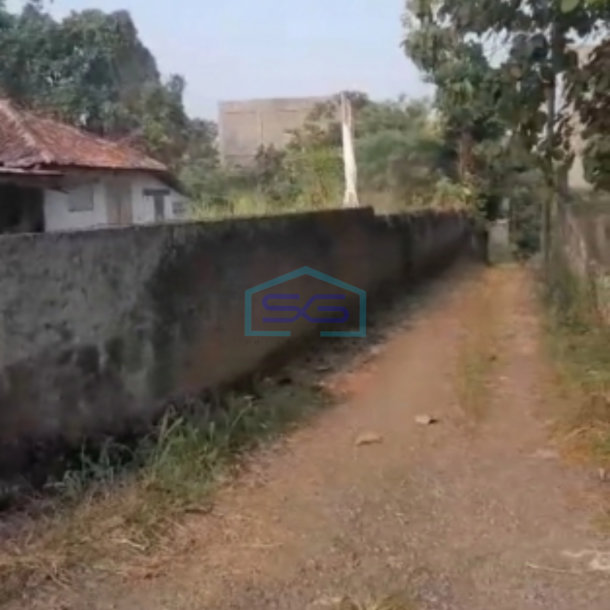 Disewakan Tanah Kavling Pinggir Jalan Ada Bangunan Lokasi Strategis LT 1800m2 di Gunung Sindur Bogor-1