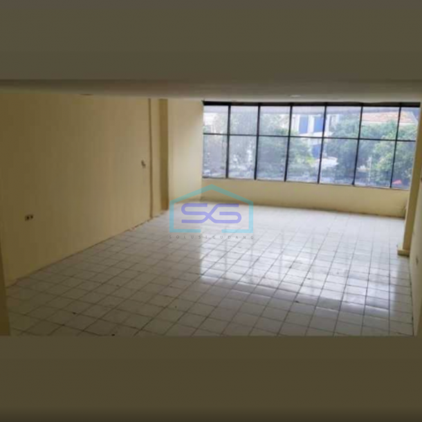 Disewakan Ruko 3 Lantai Luas  Tanah  121 m² Lokasi di Kebayoran Lama Jakarta Selatan-2