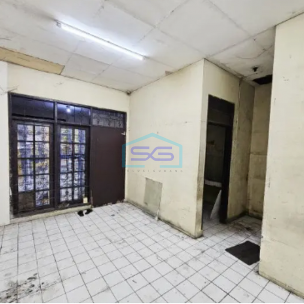 Disewakan Ruko Tempat Usaha di Taman Kopo Indah Mainroad Bandung Luas Bangunan 180 m²-2