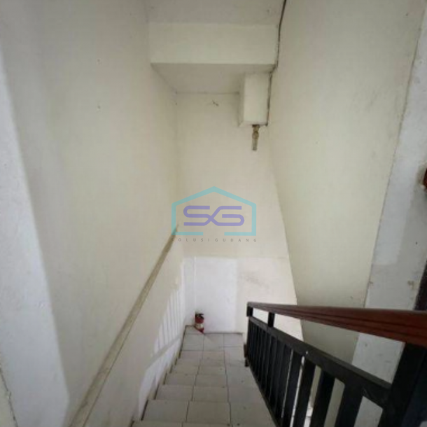 Dijual Cepat Ruko Luas Bangunan  187 m² di Duri Kosambi Jakarta Barat-1