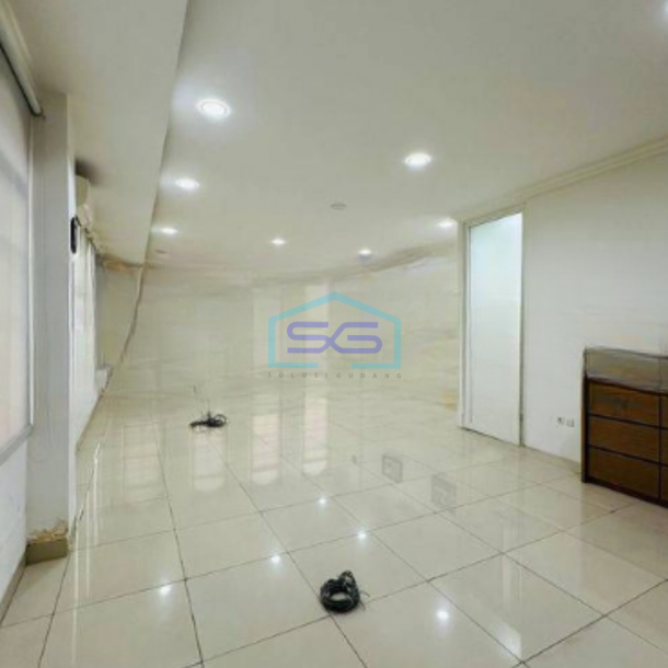 Disewakan Ruko Luas Bangunan  360 m² di Green Lake City Jakarta Barat-1