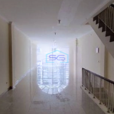 Disewakan Ruko Luas Bangunan 236 m² 3 Lantai di Green Lake City Jakarta Barat-3