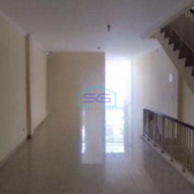 Disewakan Ruko Luas Bangunan 236 m² 3 Lantai di Green Lake City Jakarta Barat-2