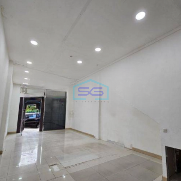 Disewakan Ruko 3 Lantai Luas Bangunan 204 m² di Pluit Jakarta Utara-1
