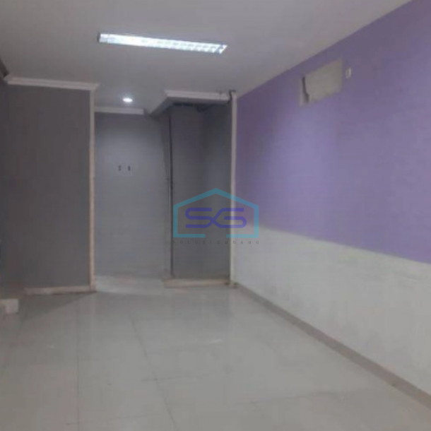 Disewakan Ruko 3 Lantai Luas Bangunan 236 m² di Green Lake City Jakarta Barat-1