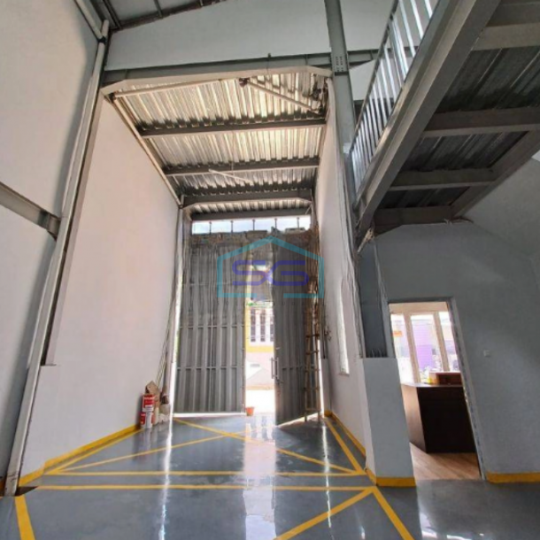 Disewakan Gudang Ada Lift Barang Luas Bangunan  687 m² di Kalideres Jakarta Barat-1