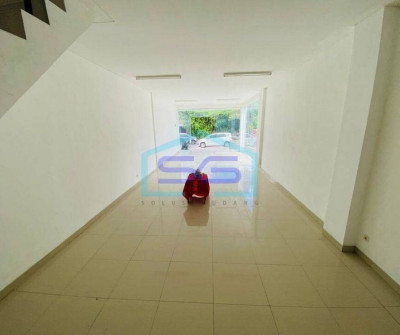 Disewakan Ruko Baru 3 Lantai Lokasi Strategis di Renon