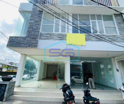Disewakan Ruko Baru 3 Lantai Lokasi Strategis di Renon