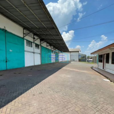 Dijual Gudang Margomulyo Area Bebas Banjir dekat Pintu Keluar Milik Keluarga Luas Bangunan 2640 m²