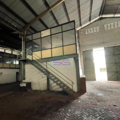 Dijual Gudang Margomulyo Area Bebas Banjir dekat Pintu Keluar Milik Keluarga Luas Bangunan 2640 m²