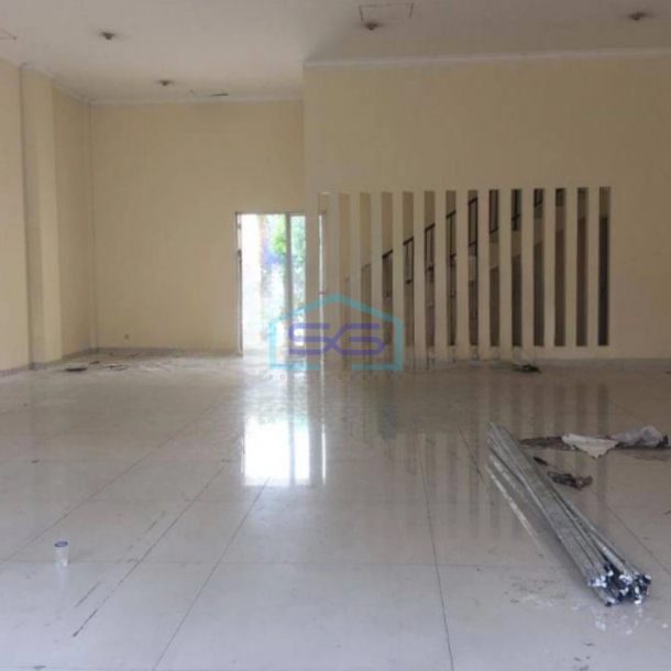 Disewakan Ruko Lokasi Pinggir Jalan Utama Harapan Indah Bekasi Area Parkir Luas-2