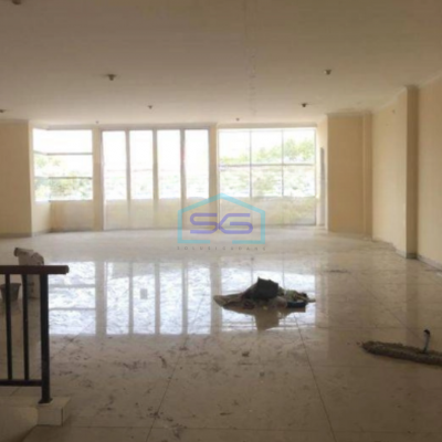 Disewakan Ruko Lokasi Pinggir Jalan Utama Harapan Indah Bekasi Area Parkir Luas