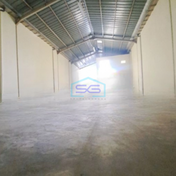 Disewakan Gudang Ada Kantor Luas Bangunan  300 m² di Cengkareng Jakarta Barat-2
