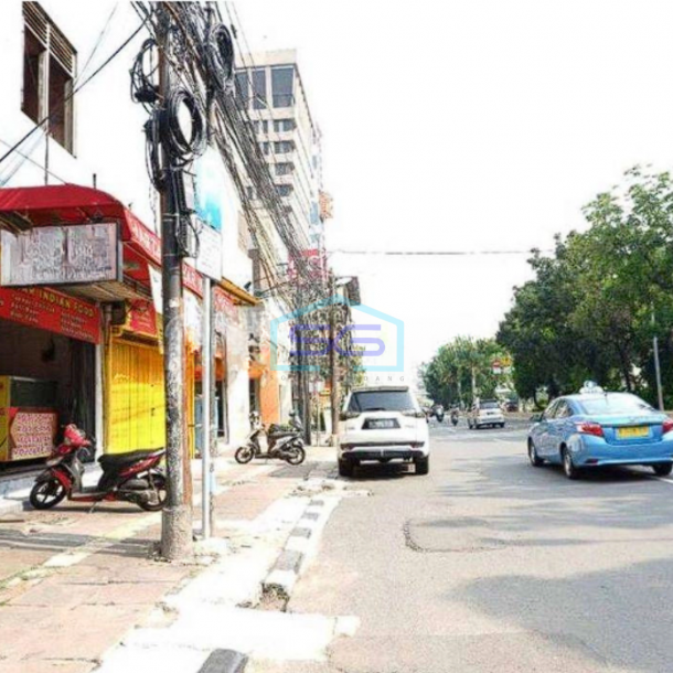 Dijual Cepat Lokasi Strategis Pinggir Jalan Raya Ruko 4 Lantai!! di Jakarta Pusat-2
