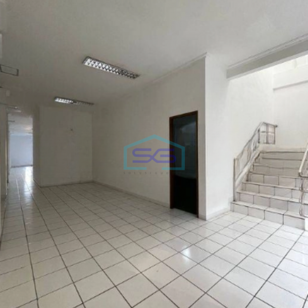 Disewakan Gedung Kantor Sangat Strategis Luas Tanah  300 m² di Surya Sumantri Bandung-2