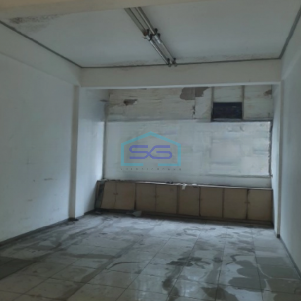 Disewakan Ruko Luas Bangunan  210 m² 3 Lantai di Tepi Jalan Raya Cideng Jakarta Pusat-1