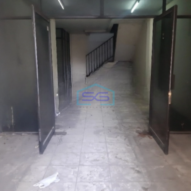 Disewakan Ruko di Tepi Jalan Raya Kota Jakarta Barat Luas Bangunan 400 m²-1
