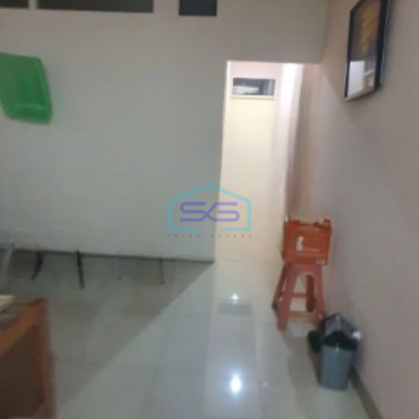 Disewakan Ruko Luas Bangunan  240 m² di Bandengan Jakarta Utara Area Parkir Luas-2