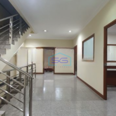 Disewakan Ruko Ada Lift Luas Bangunan  600 m² Lokasi di Mangga Dua Jakarta Barat