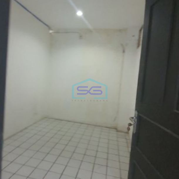 Disewakan Ruko Lokasi di Jakarta Utara Area Parkir Luas-3