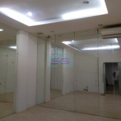 Disewakan Ruko Luas Bangunan  240 m² Lokasi di Pluit Jakarta Utara