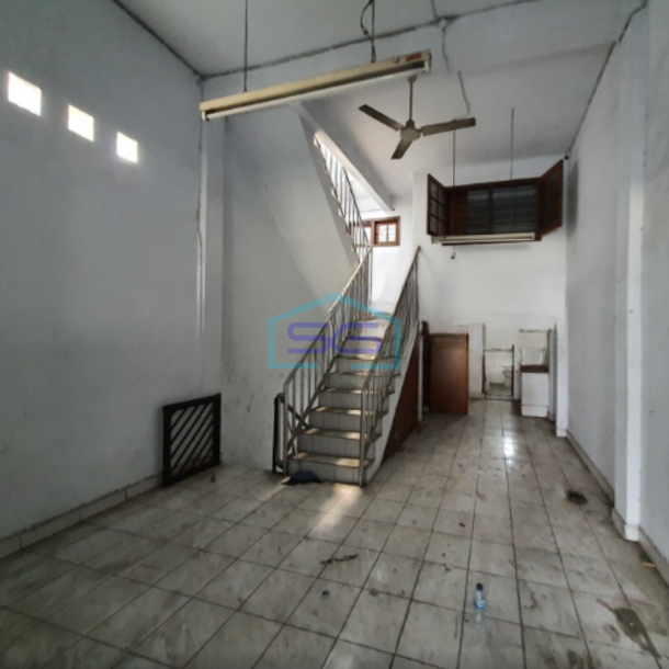 Dijual Cepat Ruko Lokasi Strategis di Jakarta Barat Luas Bangunan 270 m²-2