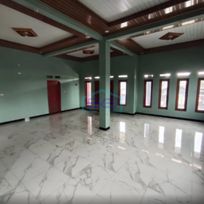 Disewakan Ruang Usaha yang Strategis Ex Showroom Motor di Bekasi Timur LB 450m2